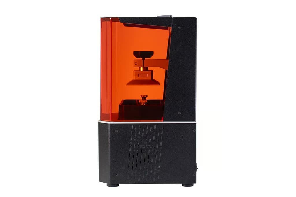 Original Prusa SL1S SPEED Resin 3D-Drucker in Seitenansicht mit UV-Schutzhaube
