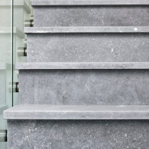 Escalier d'une maison contemporaine à Verlaine