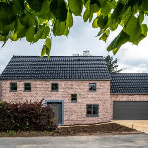 Façade avant d'une maison contemporaine traditionnelle