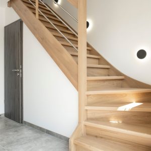Escalier de maison contemporaine à Héron