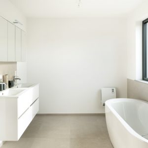 Salle de bain d'une construction contemporaine à Esneux