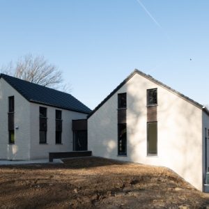 Façade avant d'une réalisation avec bardage bois à SPA