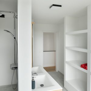 Salle de bain d'une réalisation contemporaine à Hamois