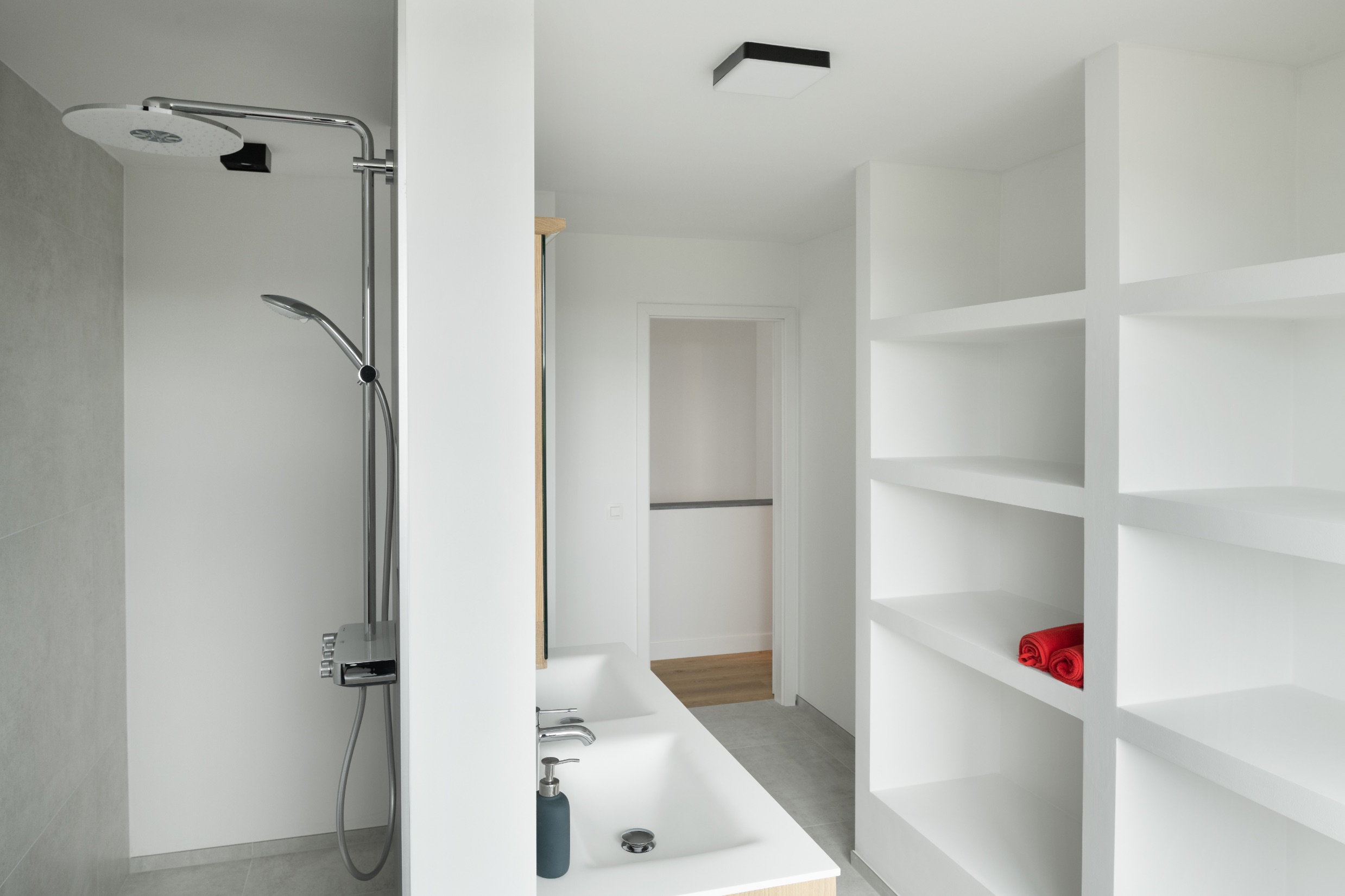 Salle de bain d'une réalisation contemporaine à Hamois