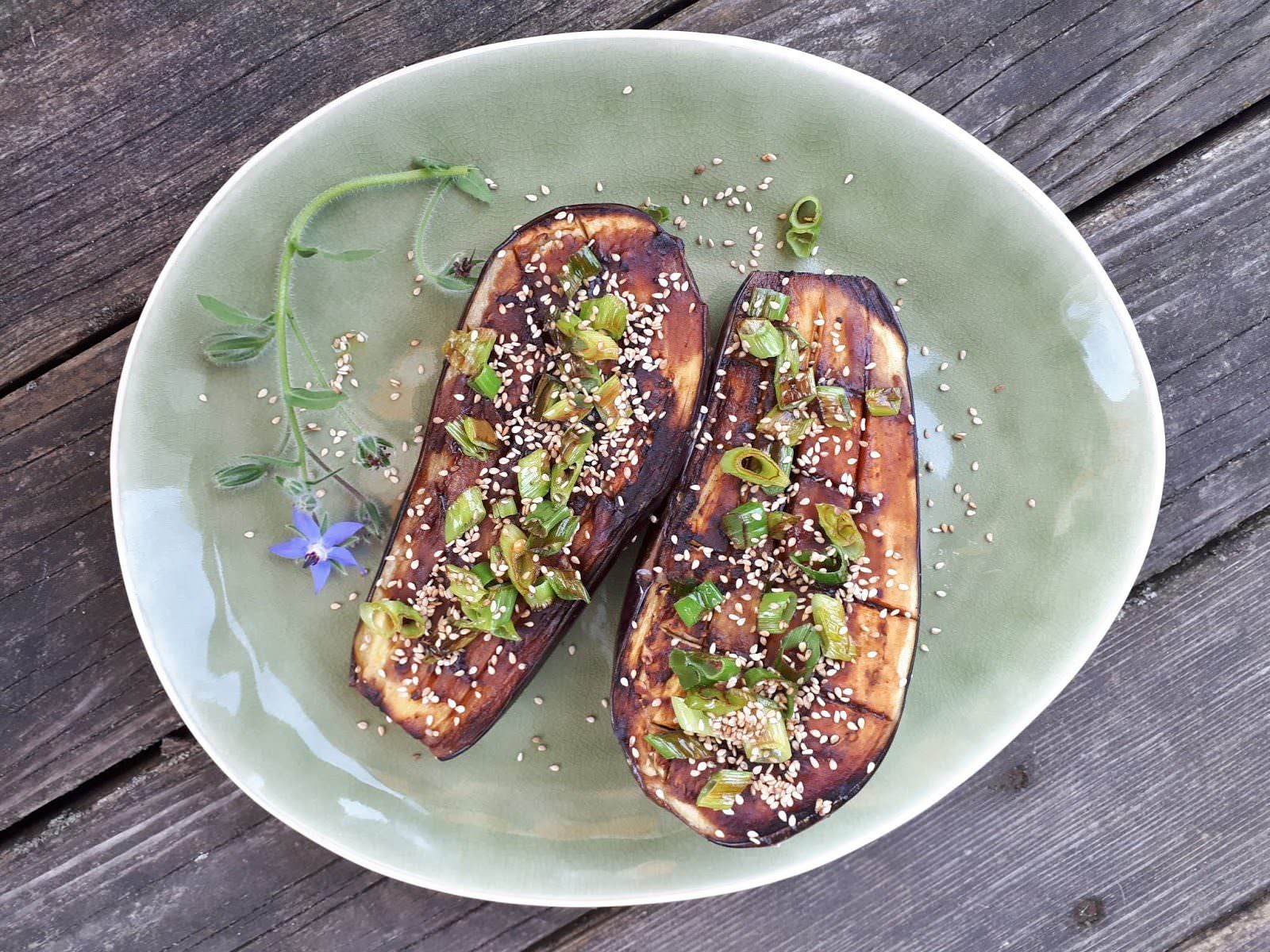 Ein Rezept: Gebackene Aubergine mit Misodressing und Sesam - immerschick.de