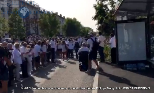 Marche blanche en l'honneur du conducteur de bus Philippe Monguillot