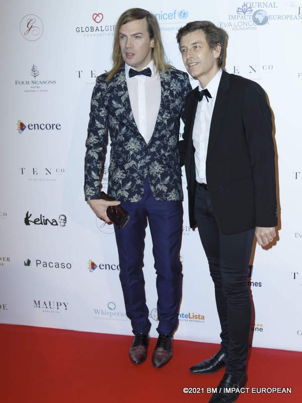 Christophe Guillarmé et son mari Thierry Marsaux lors de la 10ème édition du Global Gift Gala au Four Seasons Hotel George V à Paris