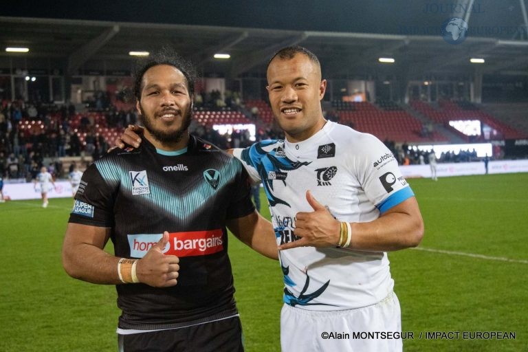 Joseph Paulo du TO , pose avec Agnatius Paasi , joueur de Saint Helens