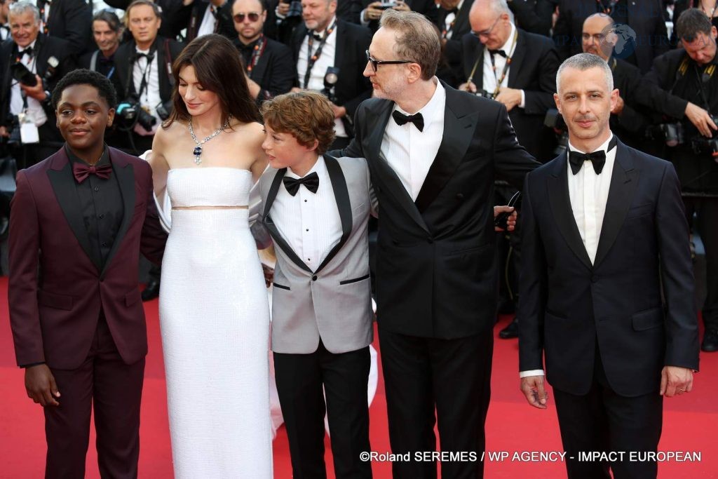 Anne Hathaway, James Gray, également habillé par Giorgio Armani,