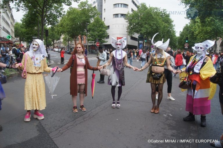 A Paris pendant la marche, une minute de silence et d'hommage a été célébrée à la mémoire des victimes d'Oslo, mais aussi pour ceux qui sont morts du sida comme chaque année lors du défilé.