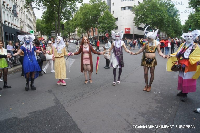 A Paris pendant la marche, une minute de silence et d'hommage a été célébrée à la mémoire des victimes d'Oslo, mais aussi pour ceux qui sont morts du sida comme chaque année lors du défilé.