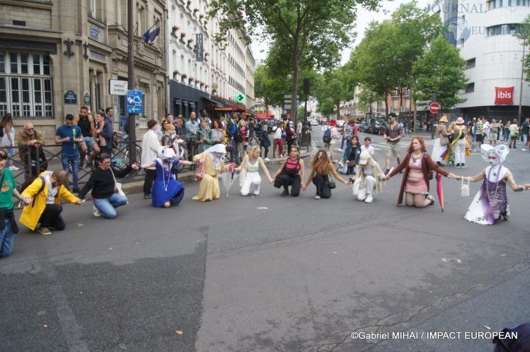 A Paris pendant la marche, une minute de silence et d'hommage a été célébrée à la mémoire des victimes d'Oslo, mais aussi pour ceux qui sont morts du sida comme chaque année lors du défilé.