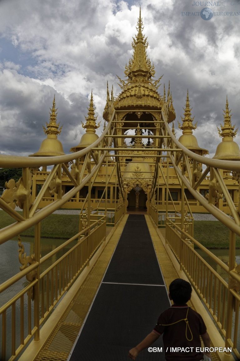 Wat Rong Khun 39 Golden temple