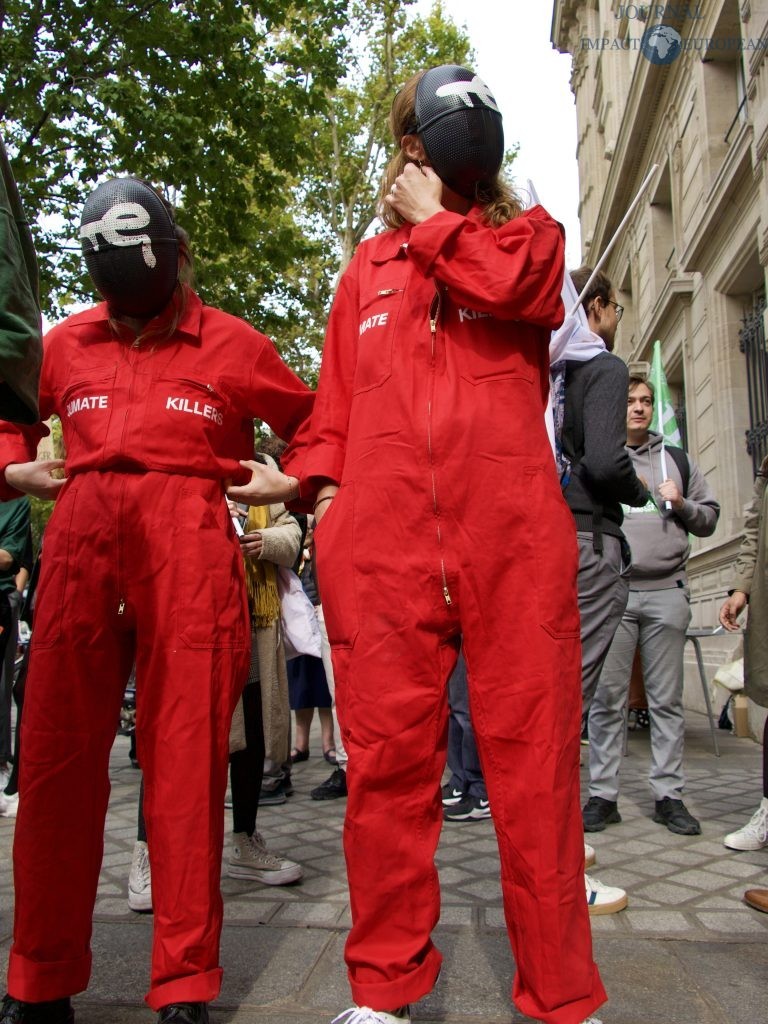 Des manifestants et manifestantes en face de l'Académie du climat, à Paris, dans le cadre de la grève mondiale pour le climat / ©Cerdic CHOTEL - IMPACT EUROPEAN