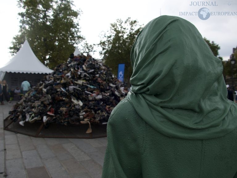 Handicap International - 28e édition de la Pyramide de chaussures en France - Paris - Bastille  / ©Cedric CHOTEL - IMPACT EUROPEAN