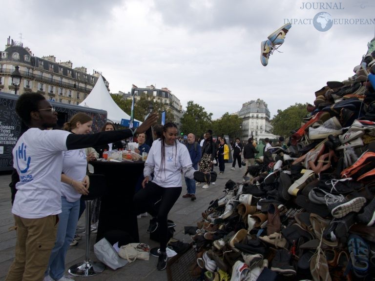 Handicap International - 28e édition de la Pyramide de chaussures en France - Paris - Bastille  / ©Cedric CHOTEL - IMPACT EUROPEAN