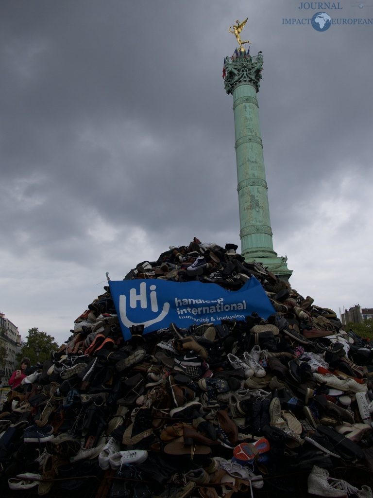 Handicap International - 28e édition de la Pyramide de chaussures en France - Paris - Bastille  / ©Cedric CHOTEL - IMPACT EUROPEAN