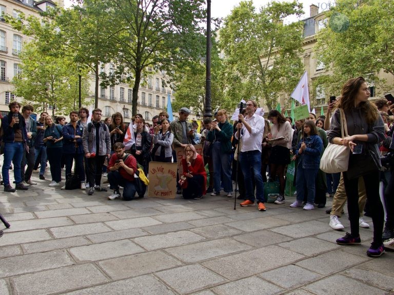 Des manifestants et manifestantes en face de l'Académie du climat, à Paris, dans le cadre de la grève mondiale pour le climat / ©Cerdic CHOTEL - IMPACT EUROPEAN