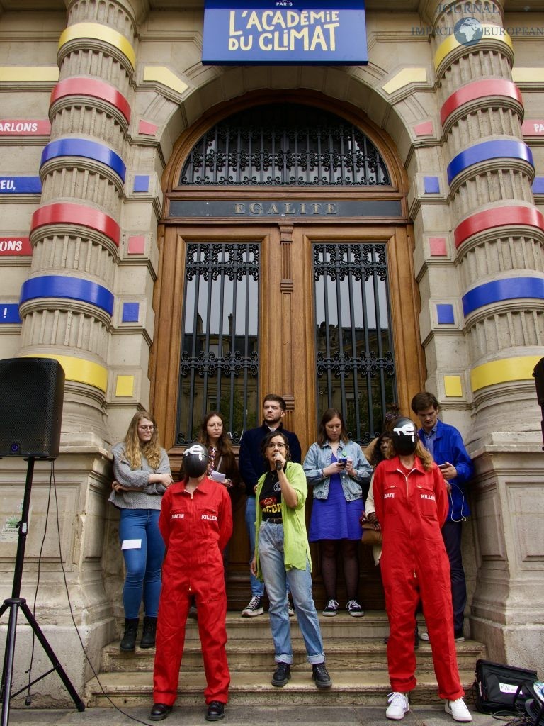 Des manifestants et manifestantes en face de l'Académie du climat, à Paris, dans le cadre de la grève mondiale pour le climat / ©Cerdic CHOTEL - IMPACT EUROPEAN