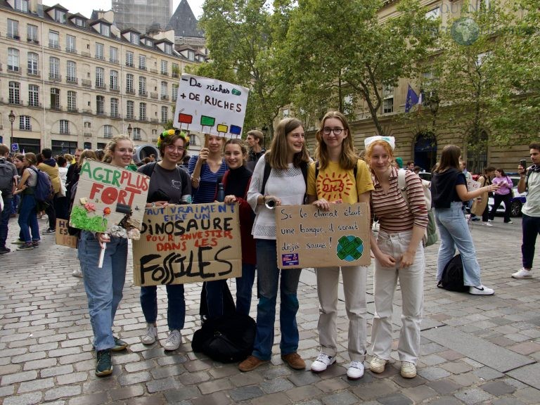 Des manifestants et manifestantes en face de l'Académie du climat, à Paris, dans le cadre de la grève mondiale pour le climat / ©Cerdic CHOTEL - IMPACT EUROPEAN