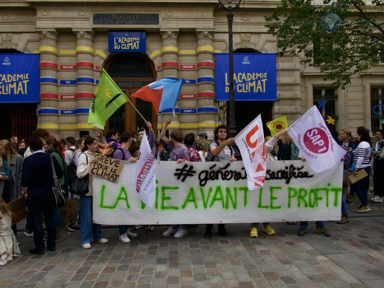 Des manifestants et manifestantes en face de l'Académie du climat, à Paris, dans le cadre de la grève mondiale pour le climat / ©Cerdic CHOTEL - IMPACT EUROPEAN