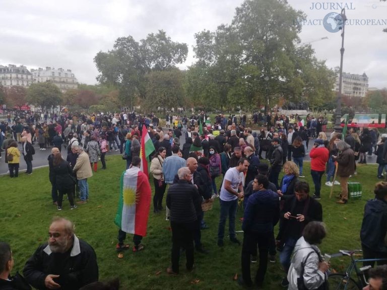Des milliers de personnes rassemblées à Paris en signe de soutien au peuple iranien / ©YANG - IMPACT EUROPEAN