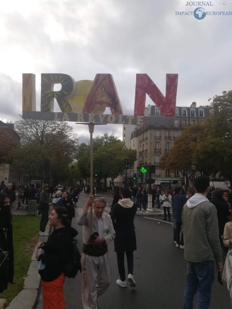 Des milliers de personnes rassemblées à Paris en signe de soutien au peuple iranien / ©YANG - IMPACT EUROPEAN