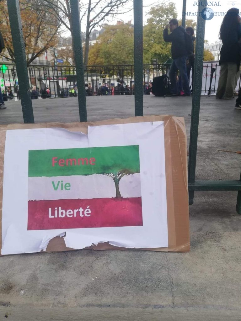 Des milliers de personnes rassemblées à Paris en signe de soutien au peuple iranien / ©YANG - IMPACT EUROPEAN