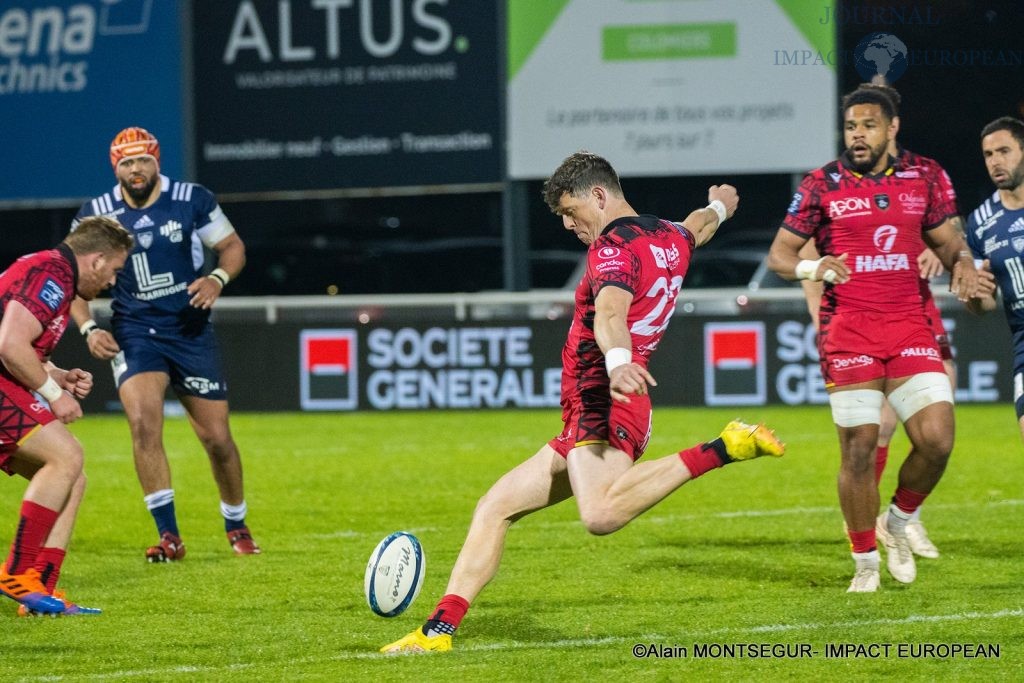 Peter Lydon , l'arrière de Rouen , décoche un drop des 50 mètres , victoire à Rouen (17-18)