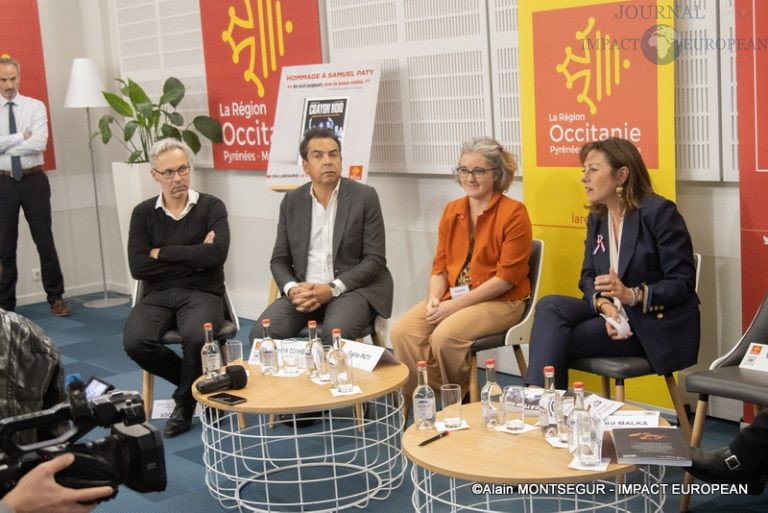 De  Gauche à droite :
Ianis Roder ( professeur agrégé d'histoire à Saint-Denis ) , Patrick Cohen , ( journaliste ) , Gaëlle Paty ( sœur de Samuel Paty , bibliothécaire à Marciac ) , Carole Delga ( présidente de la région Occitanie)