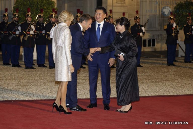 Madame Brigitte Macron, le président français Emmanuel Macron, le président de Mongolie Ukhnaagiin Khürelsükh et madame Luvsandorj Bolortsetseg.