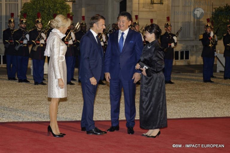 Madame Brigitte Macron, le président français Emmanuel Macron, le président de Mongolie Ukhnaagiin Khürelsükh et madame Luvsandorj Bolortsetseg.