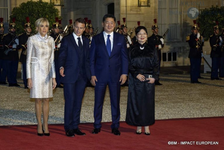 Madame Brigitte Macron, le président français Emmanuel Macron, le président de Mongolie Ukhnaagiin Khürelsükh et madame Luvsandorj Bolortsetseg.