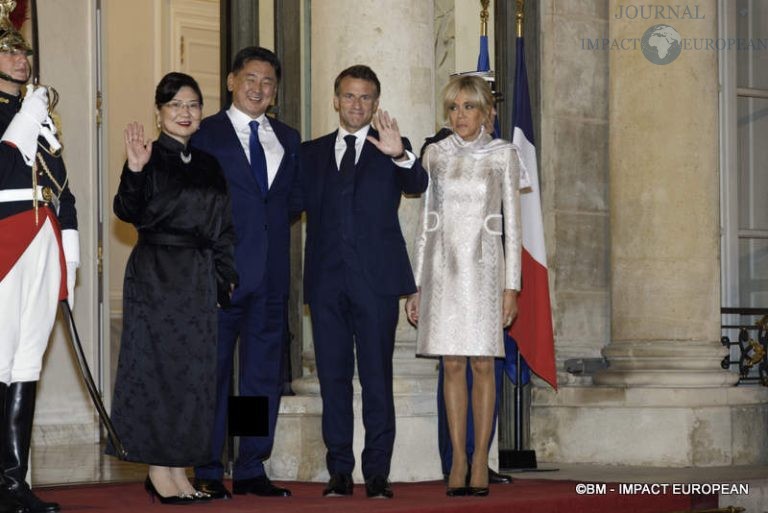 Madame Luvsandorj Bolortsetseg, le président de Mongolie Ukhnaagiin Khürelsükh, le président français Emmanuel Macron et Madame Brigitte Macron.