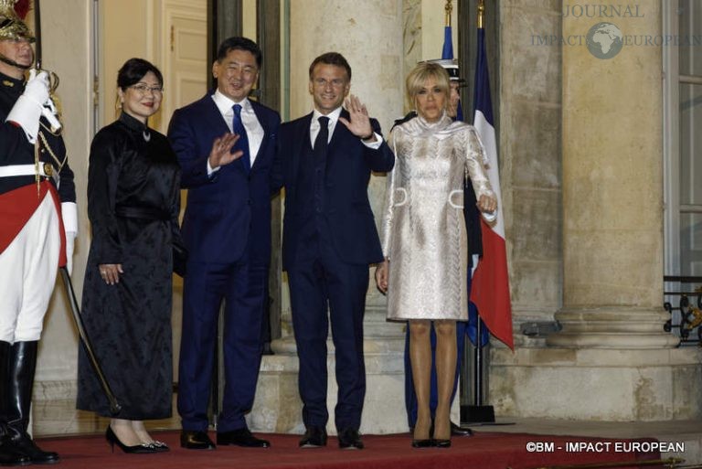 Madame Luvsandorj Bolortsetseg, le président de Mongolie Ukhnaagiin Khürelsükh, le président français Emmanuel Macron et Madame Brigitte Macron.