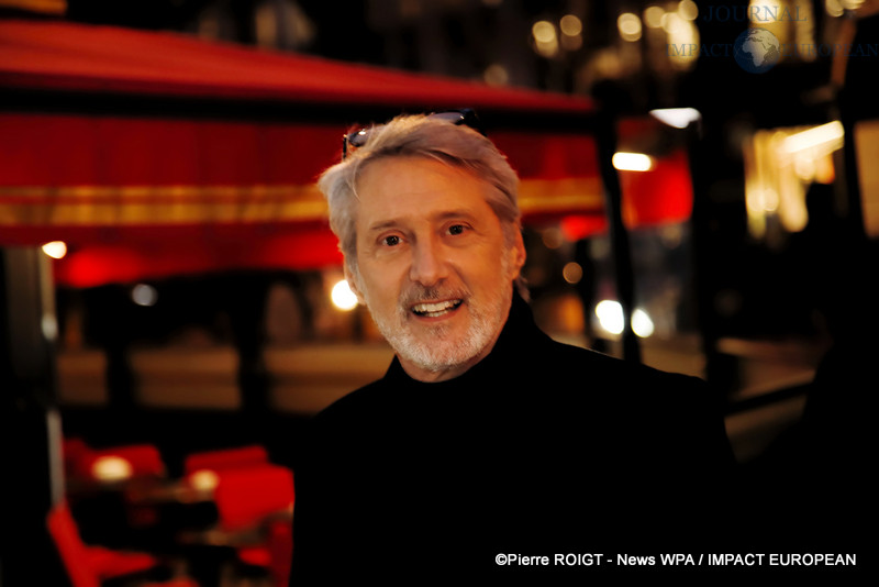 Antoine de Caunes - Arrivées au dîner des nommés des César 2024 au Fouquet's Paris