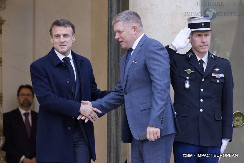 Le président français Emmanuel Macron et Robert Fico, le Premier ministre de Slovaquie