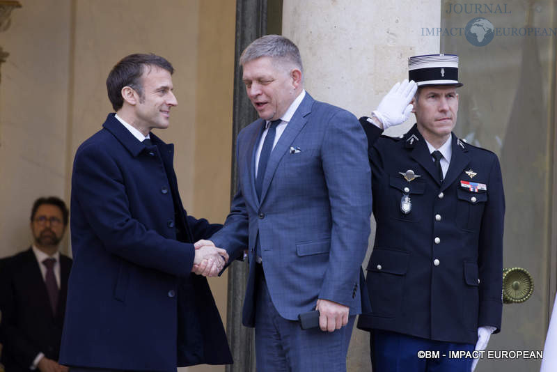 Le président français Emmanuel Macron et Robert Fico, le Premier ministre de Slovaquie