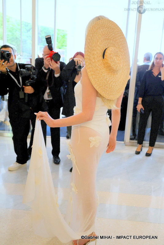 Anya Taylor-Joy à la sortie de l'hôtel "Martinez" lors du 77ème Festival International du Film de Cannes