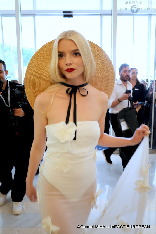 Anya Taylor-Joy à la sortie de l'hôtel "Martinez" lors du 77ème Festival International du Film de Cannes