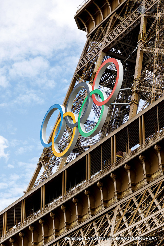 Anneaux olympique sur la Tour Eiffel