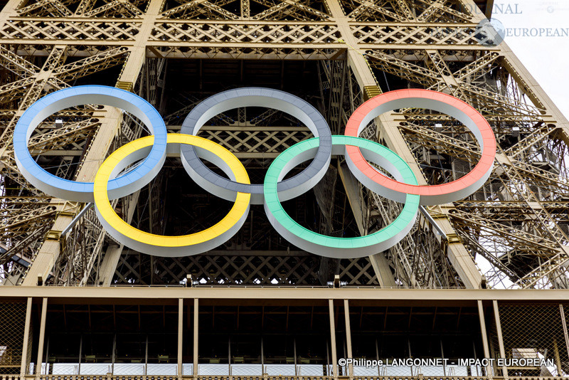 Anneaux olympique sur la Tour Eiffel