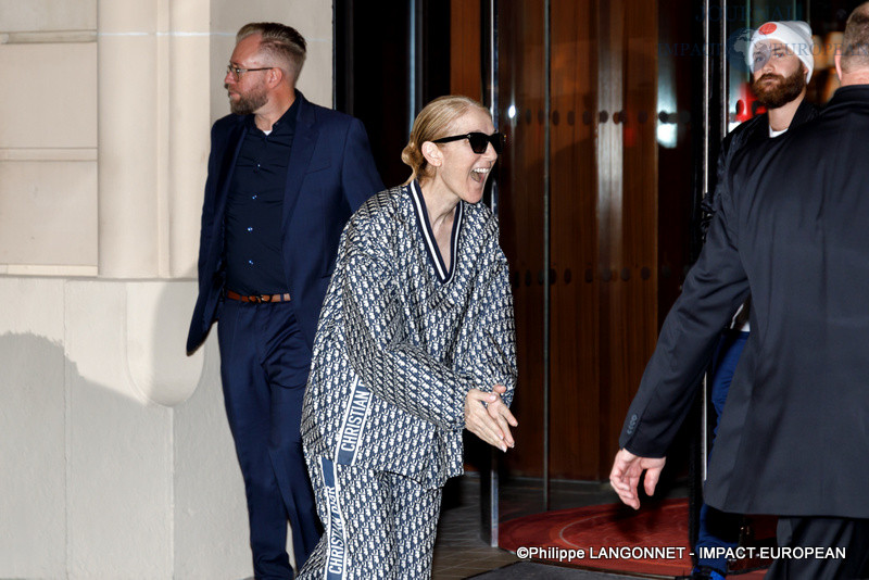 Céline Dion à la sortie de l'hôtel Royal Monceau de Paris