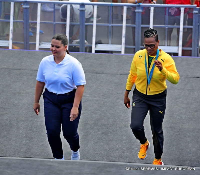 Beverly McDonald,  a reçu sa médaille de bronze améliorée au 200 m féminin - SYDNEY 2000