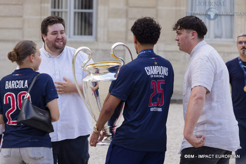 Le capitaine du PSG, Marquinhos, portant la coupe de la ligue des champions à l’Élysée