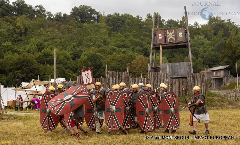 Légionnaires en manœuvre devant le castrum reconstitué à Rieux-Volvestre – Photo : © Alain MONTSEGUR / IMPACT EUROPEAN