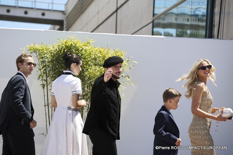 Edouard Philipponnat, Ella Bleu Travolta, John Travolta, Clark Shotwell et Olga Hoffmann avant le photocall du film Propeller one-way night Coach ( Vol de nuiit pour Los Angelles ) Cannes Premiere le 16 mai 2026 au 79e Festival de Cannes, France. ©Pierre ROIGT / IMPACT EUROPEAN
