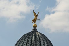 De gouden engel op de 'Citroenpers' (glazen koepel van de Universiteit voor Schone Kunsten) - Brühlsche Terrasse - Dresden, Saksen, Duitsland (16 augustus 2023)