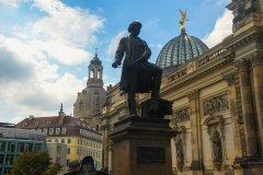 Gottfried Semper Denkmal - Brühlsche Terrasse - Dresden, Saksen, Duitsland (16 augustus 2023)