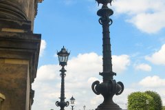 Lantarens voor de Universiteit voor Schone Kunsten - Brühlsche Terrasse - Dresden, Saksen, Duitsland (16 augustus 2023)